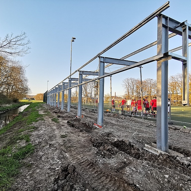1. April 2019
Die Tribüne nimmt langsam ihre Form an.
Das Grundgerüst steht!