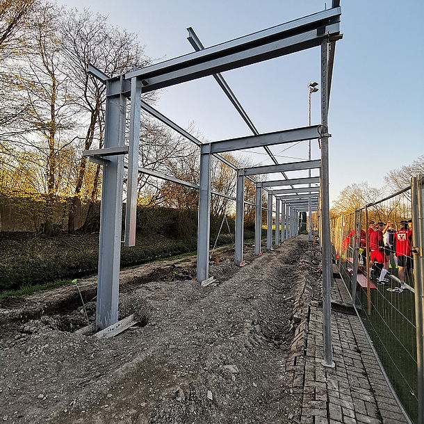 1. April 2019
Die Tribüne nimmt langsam ihre Form an.
Das Grundgerüst steht!